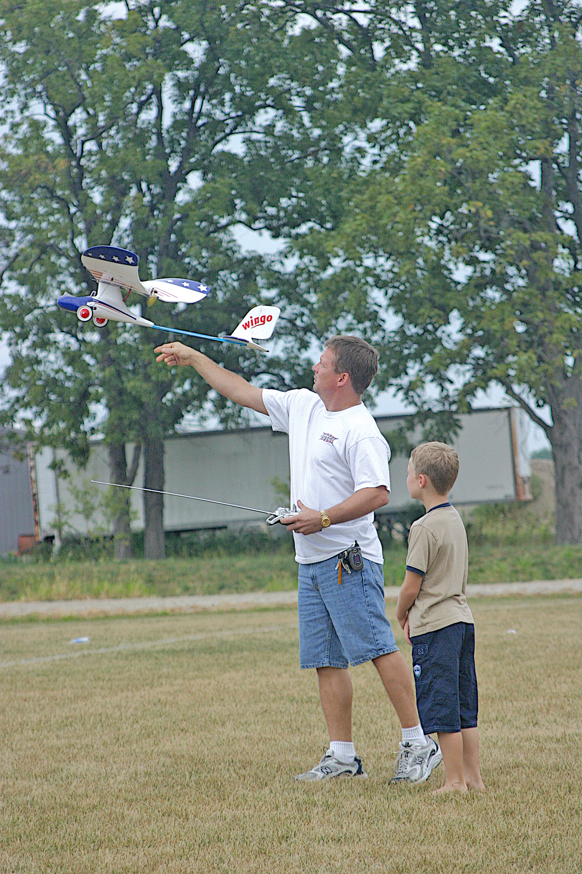 In this hand launch, notice how the hand finishes in the direction that the pilot wants the model to go. 